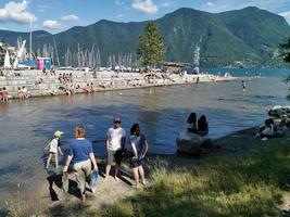 lugano, schweiz - juni 23 2019 - lugano se stadsbild från de sjö full av människor foto