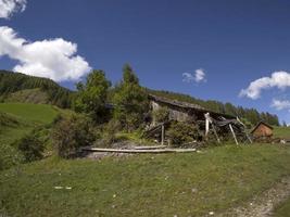 vatten kvarn dal i dolomiter longiaru badia dal foto