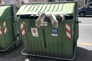 genua, Italien - juni, 9 2017 - migrerande sökande mat inuti sopor skräp behållare foto
