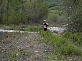 cantalupo ligur, Italien - Maj 15 2021 - sten dörr porte di pietra rättegång löpning maraton foto