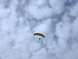 paraglider på molnig himmel foto