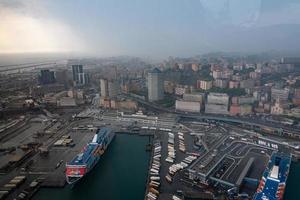 genua, Italien - Maj 6 2018 - hamn och fyr antenn se från helikopter foto