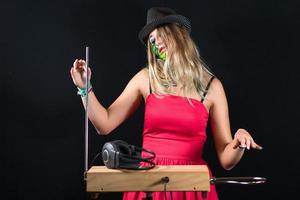 en flicka spelar theremin foto