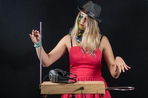 en flicka spelar theremin foto