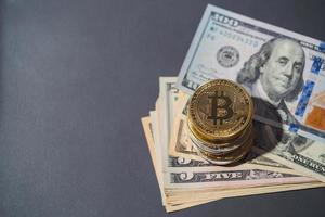 bitcoin btc ingår med all kryptovaluta mynt på stack 100 hundra nya amerikanska dollar pengar amerikanska virtuella blockchain-teknologi framtiden är pengar och ledigt utrymme att placera texten något foto