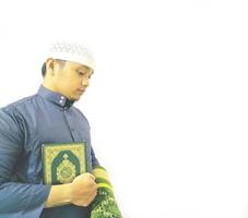 man håller och läser koranen. islamisk bakgrund foto