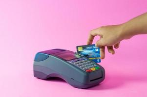 betalningsmoment med kreditkort genom terminal affärslösningar, framgång och strategikoncept. foto