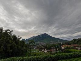 utseendet på berget merapi boyolali, centrala java sett från norra sidan med jordbruksmark som förgrund foto