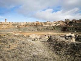 landskap av en liten by på kanten av en klippa foto