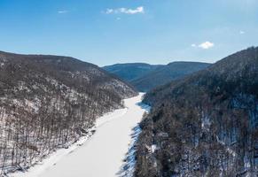 Flygfoto uppför den frusna cheat-floden i Morgantown, wv foto