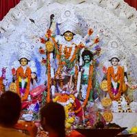 gudinnan durga med traditionell look i närbild vid en durga puja i södra Kolkata, durga puja idol, en största hinduiska navratri-festival i Indien foto