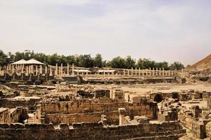 en utsikt över den antika romerska staden beit shean i Israel foto