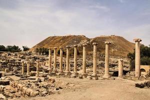 en utsikt över den antika romerska staden beit shean i Israel foto