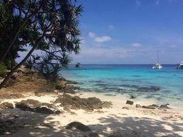 en magnifik paradisstrand i thailand på ön phuket foto