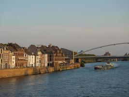 staden Maastricht vid floden Maas i Nederländerna foto