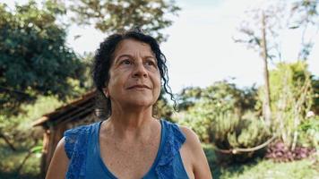 leende latin brasiliansk kvinna på gården. glädje, positiv och kärlek. foto