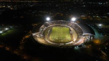 Brasilien, jul 2019 - Flygfoto över Santa Cruz Botafogo stadion på natten. foto