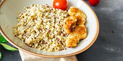 gröt bulgur quinoa kyckling fjäderfä kött färsk måltid mat mellanmål kost på bordet kopia utrymme foto