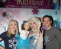 los angeles 26 nov, adrienne frantz, amelie bailey, elsa impersonator, scott bailey på amelie baileys 2:a födelsedagsfest i privat bostad den 26 november 2017 i studio city, ca. foto