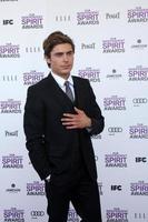 los angeles, 25 feb - zac efron anländer till 2012 års film independent spirit awards på stranden den 25 februari 2012 i santa monica, ca. foto