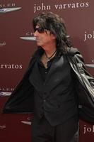 los angeles, 11 mars - alice cooper anländer till den 9:e årliga förmånen för john varvatos stuart house i john varvatos-butiken den 11 mars 2012 i west hollywood, ca. foto