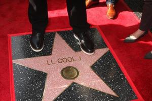 los angeles, 21 jan - ll cool js feet on his wof star vid ll cool j hollywood walk of fame-ceremonin i hollywood and highland den 21 januari 2016 i los angeles, ca. foto