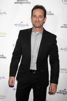 los angeles, 4 nov - luke perry på hallmark channel s northpole visningsmottagning på la piazza restaurang vid grove den 4 november 2014 i los angeles, ca. foto