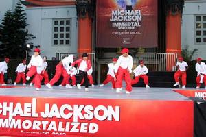 los angeles, 26 jan - debbie allens dance academy-trupp uppträder vid ceremonin för michael jackson immortalized handprint and footprint på Graumans Chinese Theatre den 26 januari 2012 i los angeles, ca. foto