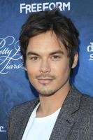 los angeles, 15 juni - tyler blackburn på premiären för the pretty little liars säsong 7 och dead of summer premeire på hollywood forever cemetary den 15 juni 2016 i los angeles, ca. foto