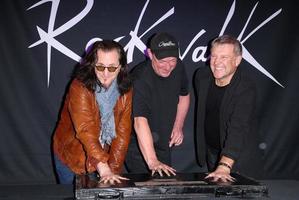 los angeles, 20 nov - rush, geddy lee, neil peart, alex lifeson vid ceremonin där rush blir invald i guitar centers rockwalk på guitar center den 20 november 2012 i los angeles, ca. foto