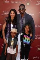 los angeles, 13 mars - bill bellamy och familj anländer till john varvatos 8:e årliga stuart house-förmån i john varvaots butik den 13 mars 2011 i los angeles, ca. foto