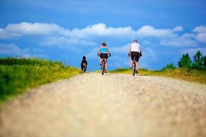 moget par på cykel foto