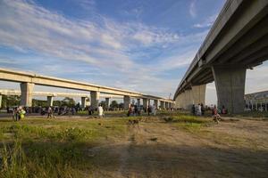 munshiganj, bangladesh. konstruktionen av padmabron är klar, - den 25 juni 2022 invigdes den största bron i bangladesh, bron är öppen för trafik. foto