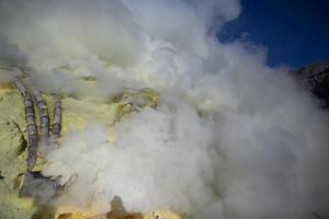 svavelgruva inuti kratern av vulkanen Ijen, östra java, indonesien foto