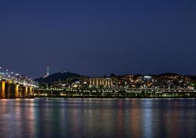 nattvyn av Namsan Tower är bländande. foto