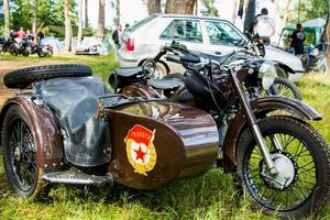 sommar utomhus motorcykelfestival, motorcyklar på naturbakgrund, moto camping - 8 juli 2015, Ryssland, tver. foto