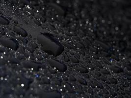 regn droppar på blå metall stänga upp makro foto