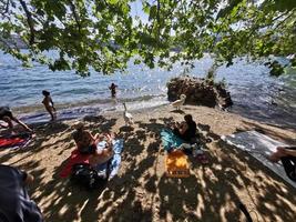 lugano, schweiz - juni 23 2019 - lugano se stadsbild från de sjö full av människor foto