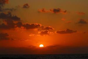 solen går ner under horisonten på Medelhavet i norra Israel. foto