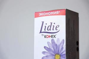 ternopil, ukraina - Maj 8, 2022 kotex lidie feminin dynor låda på vit bakgrund foto