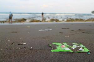 spillts sopor på de strand av de stor stad. tömma Begagnade smutsig plast. smutsig hav sandig Strand de hindiska hav. miljö- förorening. ekologisk problem. bokeh rör på sig vågor i de bakgrund foto