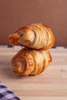 croissant på de tabell foto