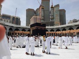 mecka, saudi Arabien, aug 2022 - besökare från Allt över de värld är utför tawaf i de masjid al-haram i mecka. foto