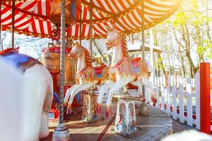 årgång KARUSELL flygande häst karusell i nöje semester parkera foto
