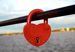hjärta formade låsa - en symbol av kärlek på de vägbank foto