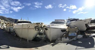 båtar förstörd förbi storm hurrican i rapallo, Italien foto