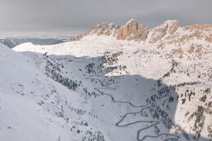 dolomiter antenn himmel se tagen från helikopter i vinter- foto