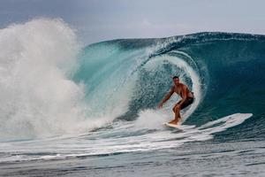 tahiti, franska polynesien - augusti 5 2018 - surfare Träning dagar innan billabong tahiti konkurrens på teahupo rev foto