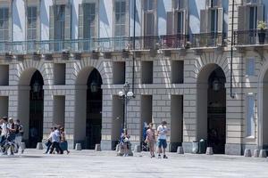 turin, Italien - juni 17 2017 - turist i piazza castello på solig dag foto