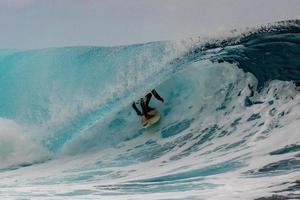 tahiti, franska polynesien - augusti 5 2018 - surfare Träning dagar innan billabong tahiti konkurrens på teahupo rev foto